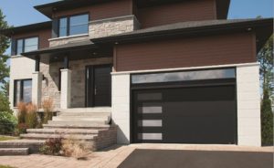 Maison contemporaine avec porte de garage