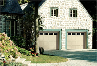 Maison de style Champêtre avec portes de garage