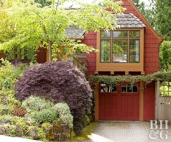 Maison avec porte de garage rouge