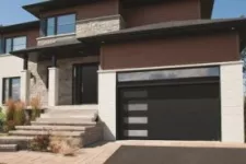 Maison contemporaine avec porte de garage