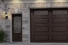 Porte de garage avec fenêtres