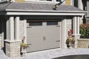 Maison avec porte de garage